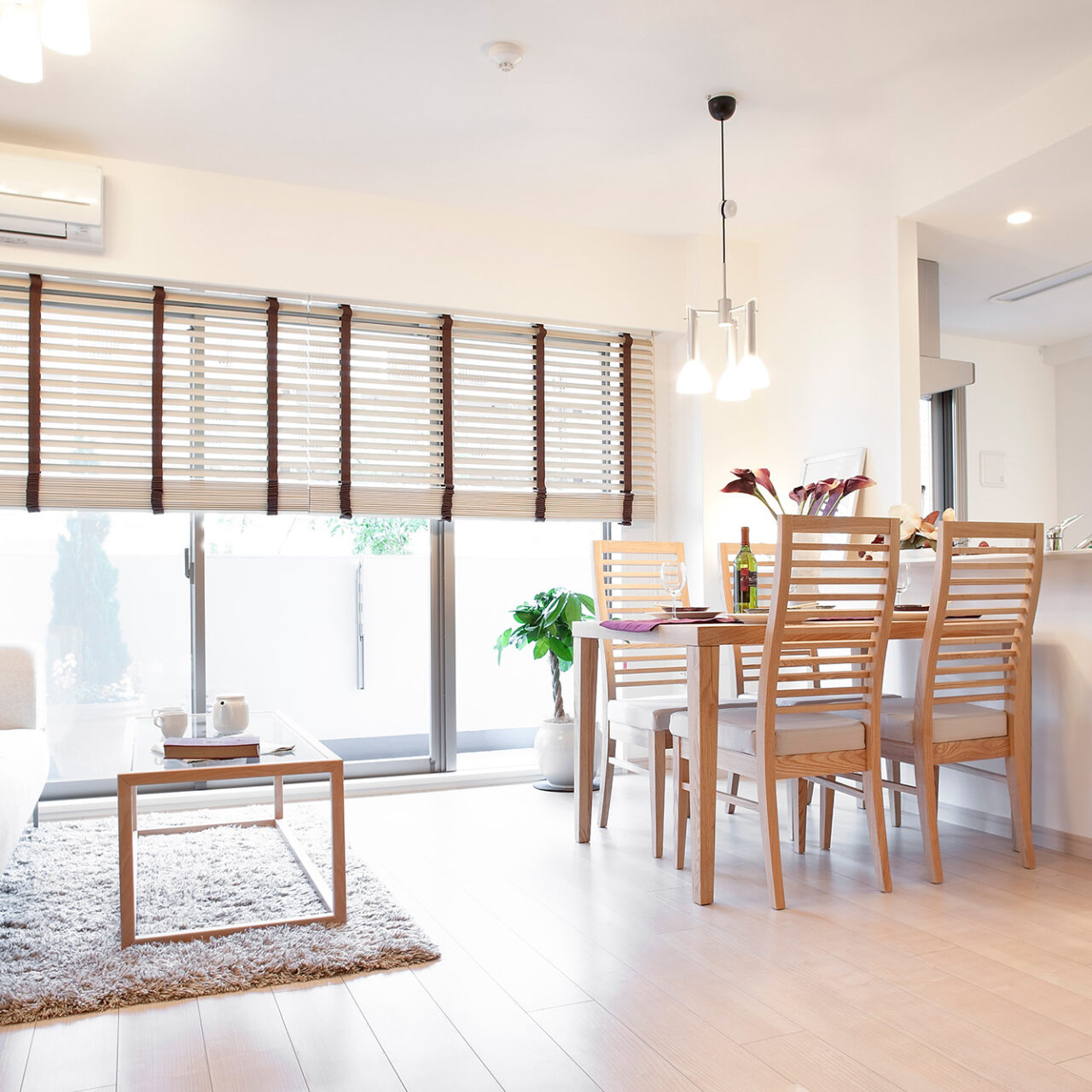 健康的な生活をイメージさせるリビングの風景