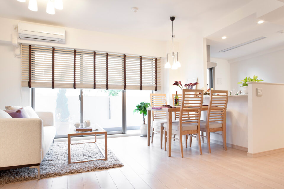 健康的な生活をイメージさせるリビングの風景