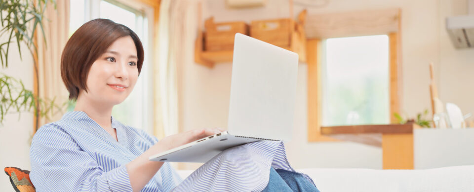 ノートパソコンで作業する女性