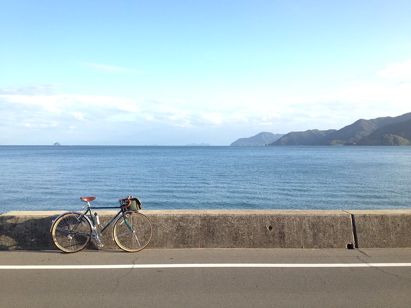朝の海と自転車