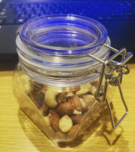 おやつで補食のミックスナッツ