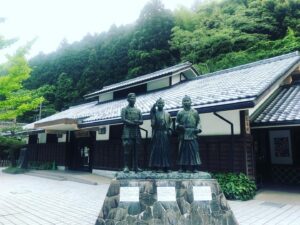 松下村塾の外観と銅像