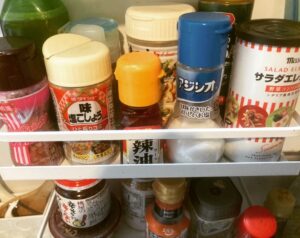 様々な調味料が並ぶ棚