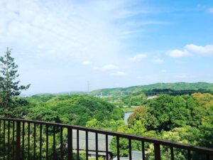 朝の公園散歩で朝陽を浴びる