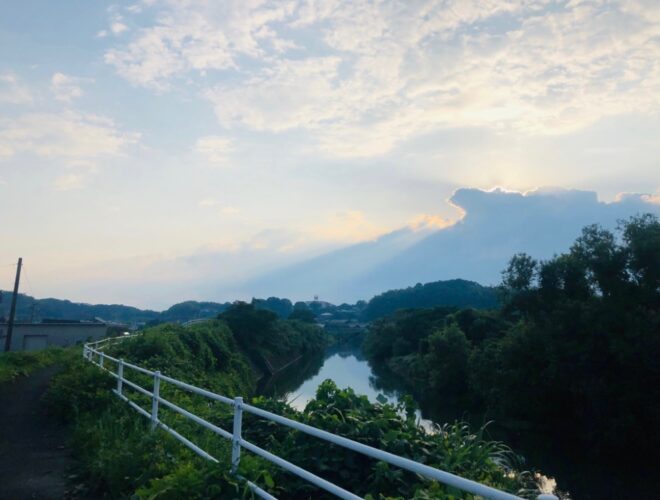 洪水すそうな河川敷の土手の風景