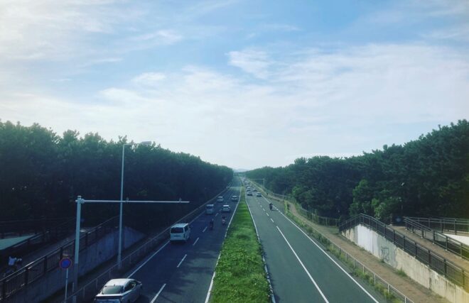 長距離の運転のイメージをさせる道
