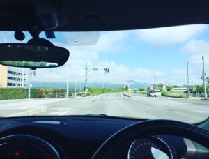 音楽を聴きながら車の運転席から見る風景