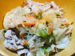 自炊料理の豚と香味野菜の塩だれ炒め